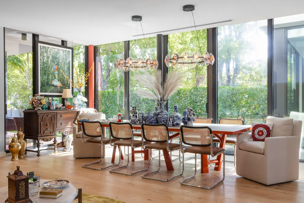 salle à manger avec baies vitrées décoration maximaliste