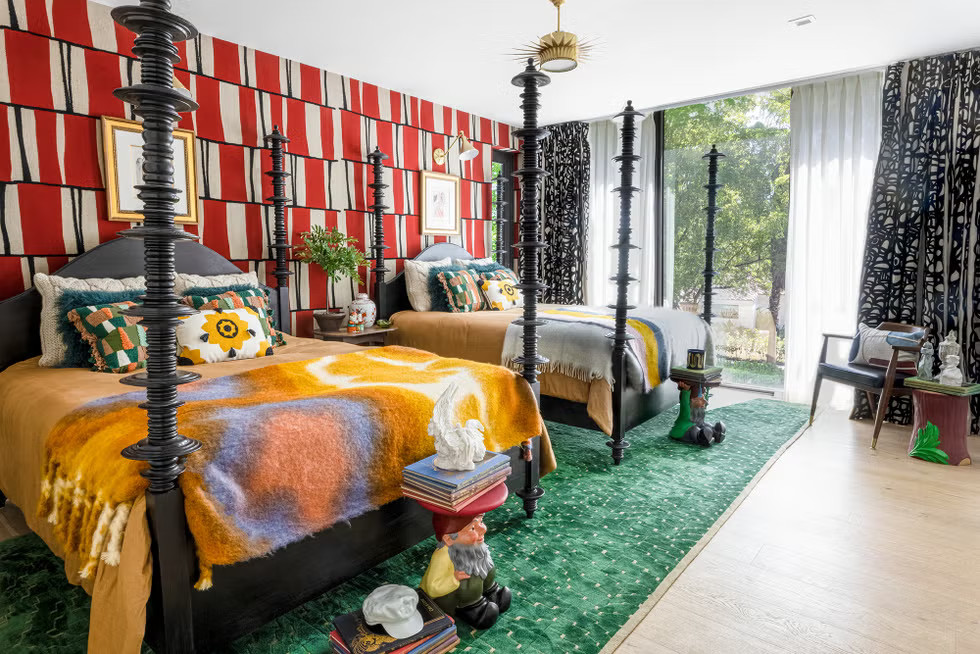 chambre à deux lits décoration maximaliste