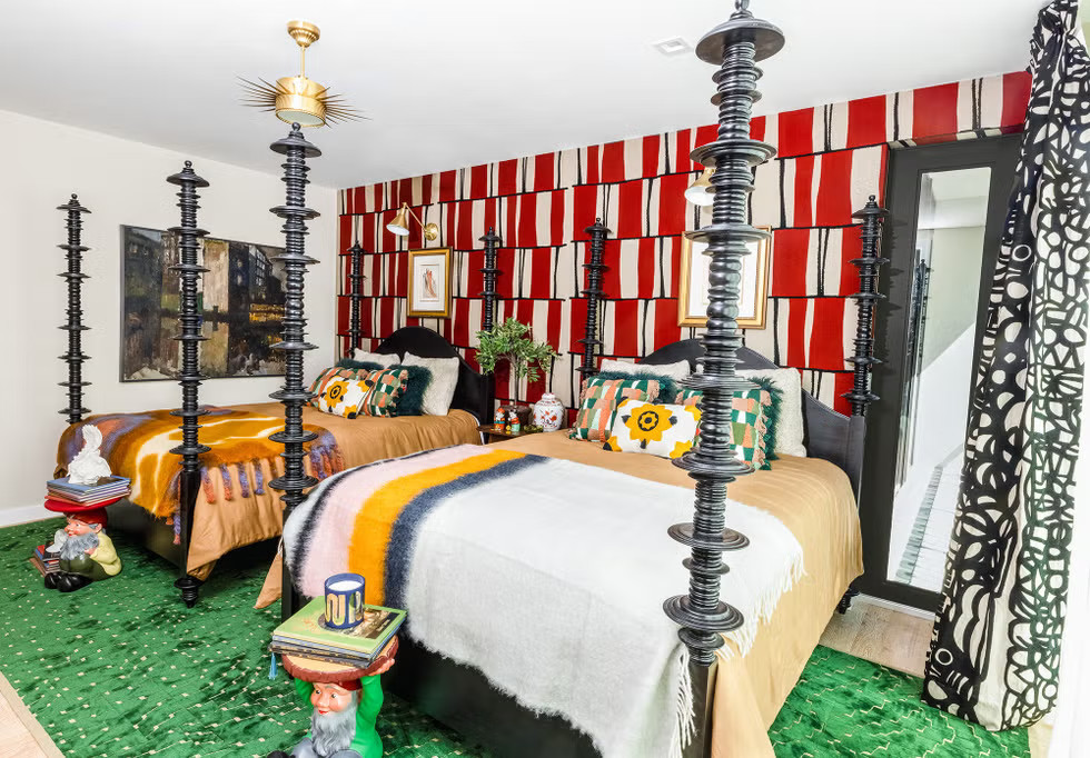 chambre à deux lits décoration maximaliste