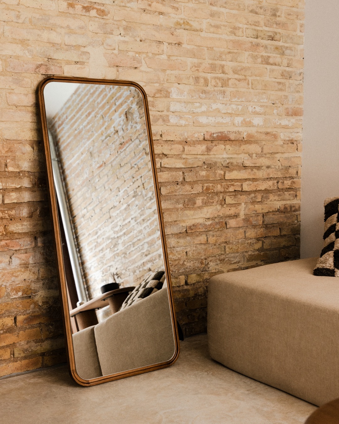 salon avec mur de briques anciennes nouvelle collection The Masie Where it all begins salon avec mur de briques anciennes nouvelle collection The Masie Where it all begins