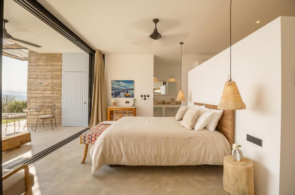 chambre avec baie vitrée décoration naturelle maison contemporaine en pierres Chypre