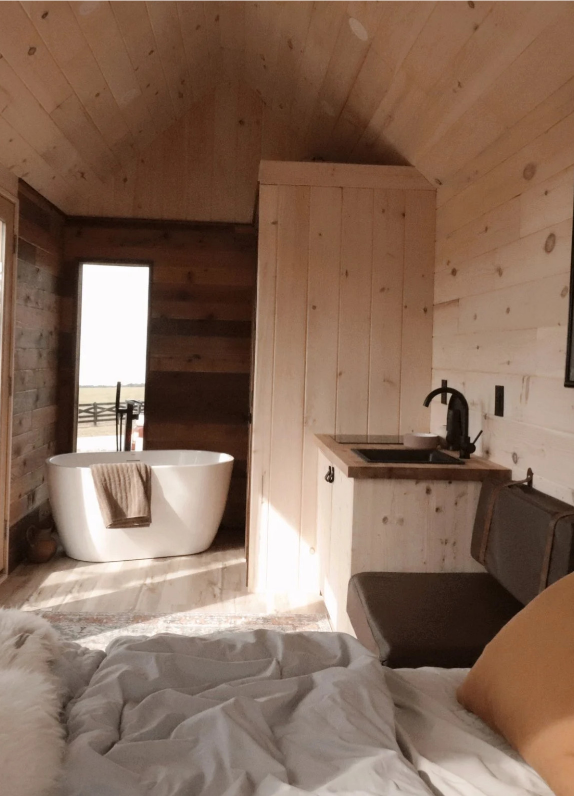 intérieur mini maison mobile Overnighter par Nordic & Spruce