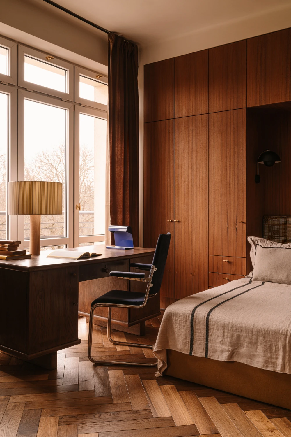 chambre murs bois décoration mid-century avec espace bureau chambre murs bois décoration mid-century avec espace bureau