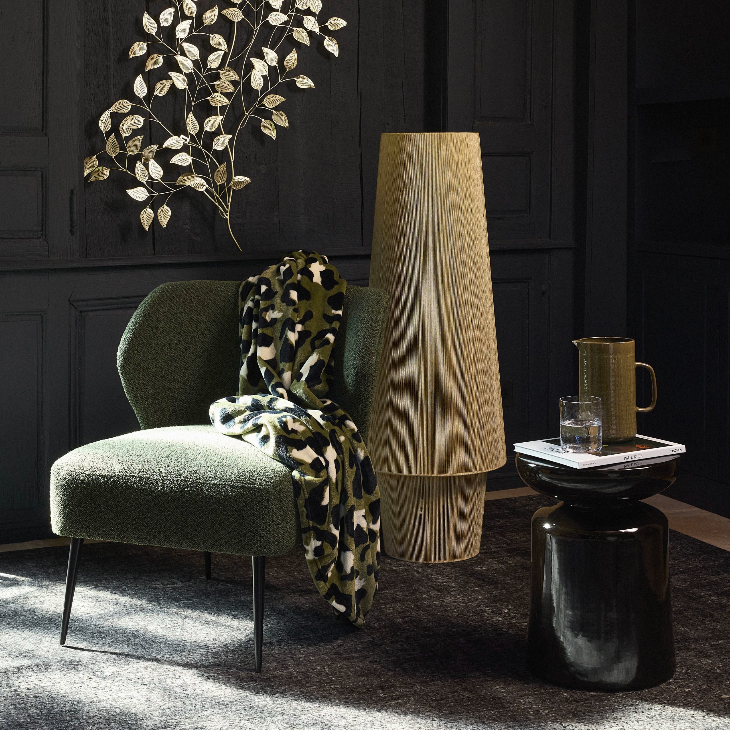 salon moulures mur noir maison normande collection Maisons du Monde 2025 salon moulures mur noir maison normande collection Maisons du Monde 2025