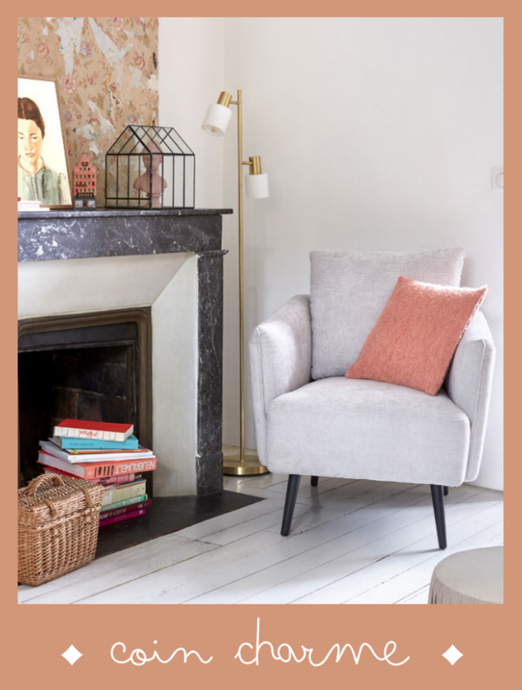 salon avec cheminée marbre noire ancienne et fauteuil gris salon avec cheminée marbre noire ancienne et fauteuil gris