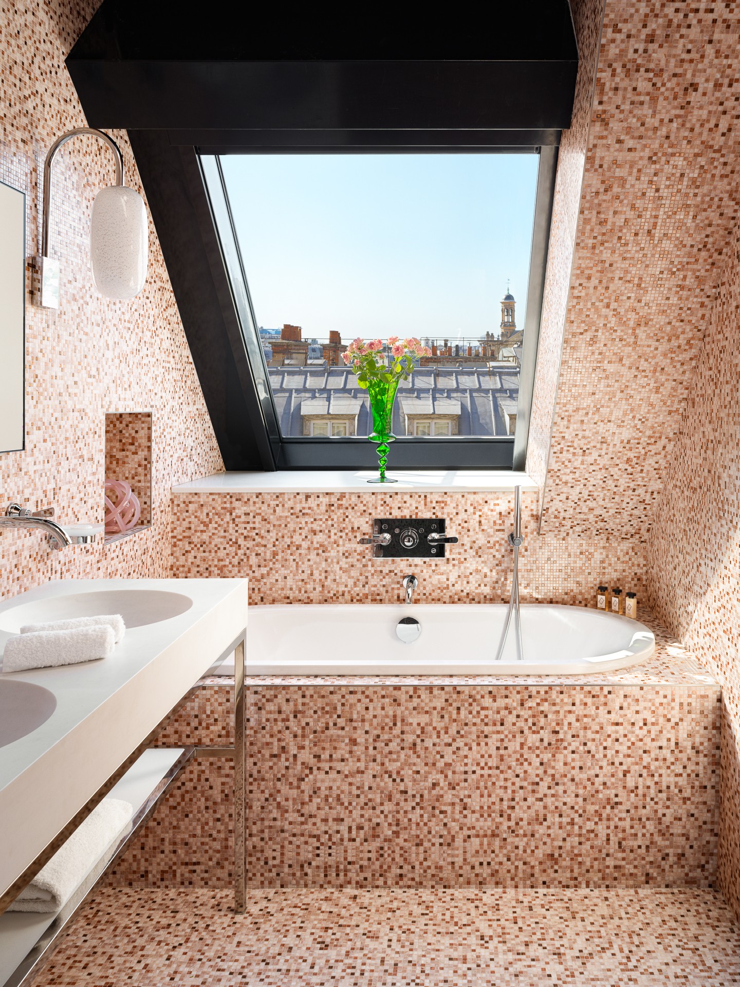 salle de bain mosaïque rose et rouge Penthouse Madame Rêve salle de bain mosaïque rose et rouge Penthouse Madame Rêve