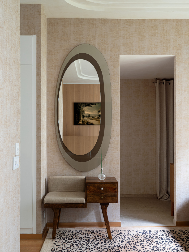 salon avec meuble noyer et miroir studio 29m2 à Paris décoration contemporaine salon avec meuble noyer et miroir studio 29m2 à Paris décoration contemporaine
