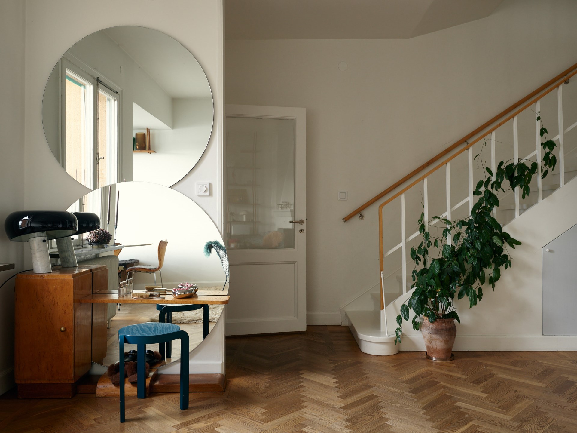 salon avec escalier décoration vintage