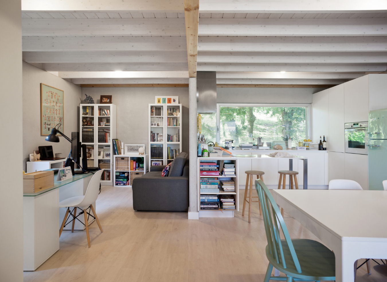 salon avec poutres et cuisine maison préfabriquée en béton et bois salon avec poutres et cuisine maison préfabriquée en béton et bois