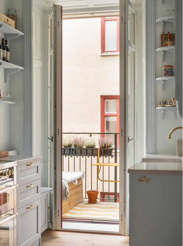cuisine gris pâle shaker trois-pièces familial de 75m2 décoration scandinave avec balcon cuisine gris pâle shaker trois-pièces familial de 75m2 décoration scandinave avec balcon
