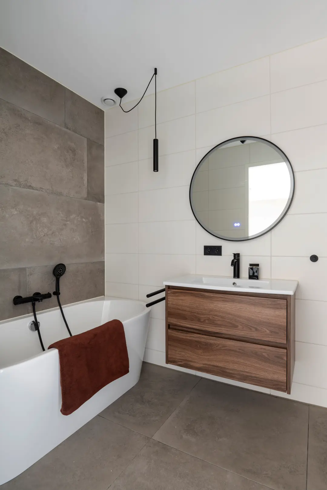 salle de bain design bois et gris
