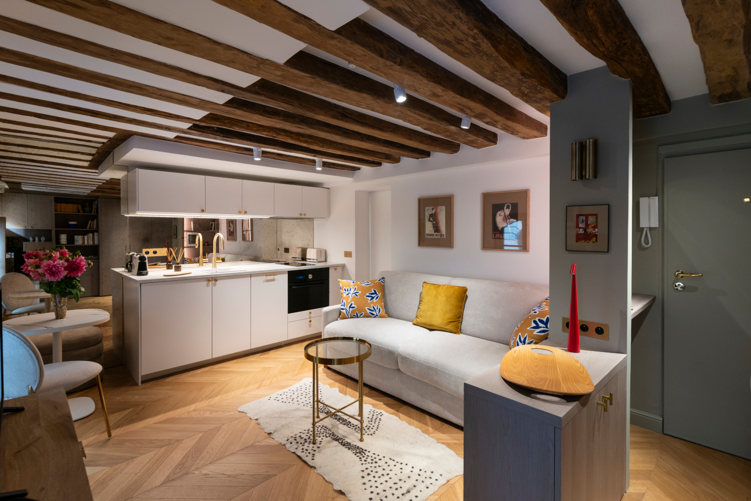 studio 22m2 Paris rénové par Little Worker photo après décoration contemporaine poutres studio 22m2 Paris rénové par Little Worker photo après décoration contemporaine poutres