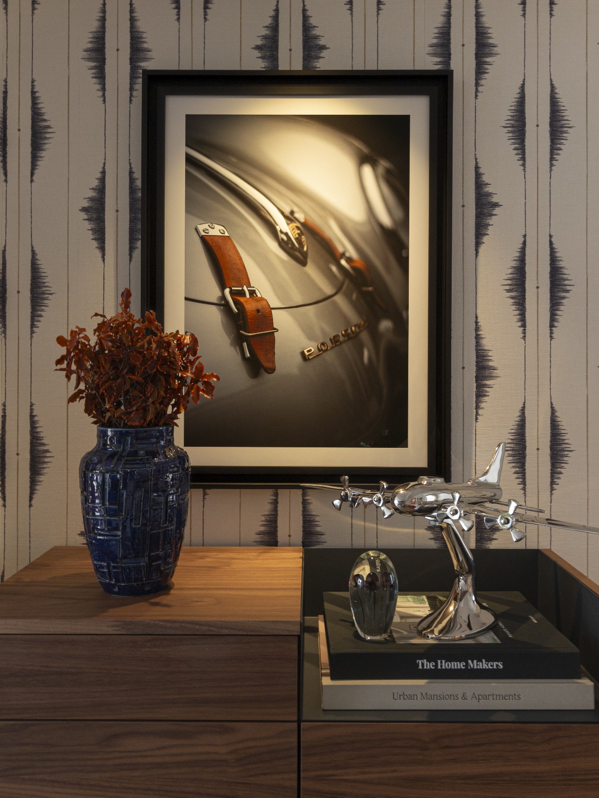 salon avec papier-peint appartement contemporain
