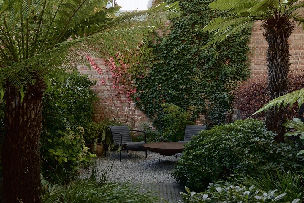 jardin de ville murs clos en briques jardin de ville murs clos en briques