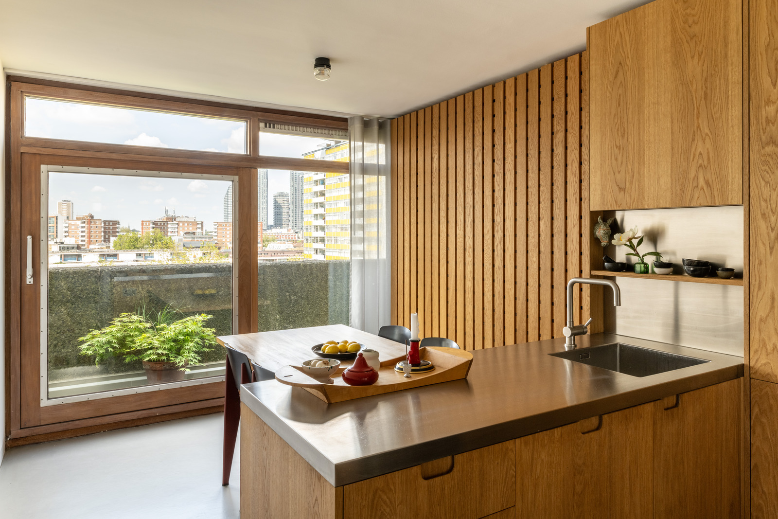 cuisine bois design appartement 83m2 The Barbican Londres décoration contemporaine cuisine bois design appartement 83m2 The Barbican Londres décoration contemporaine
