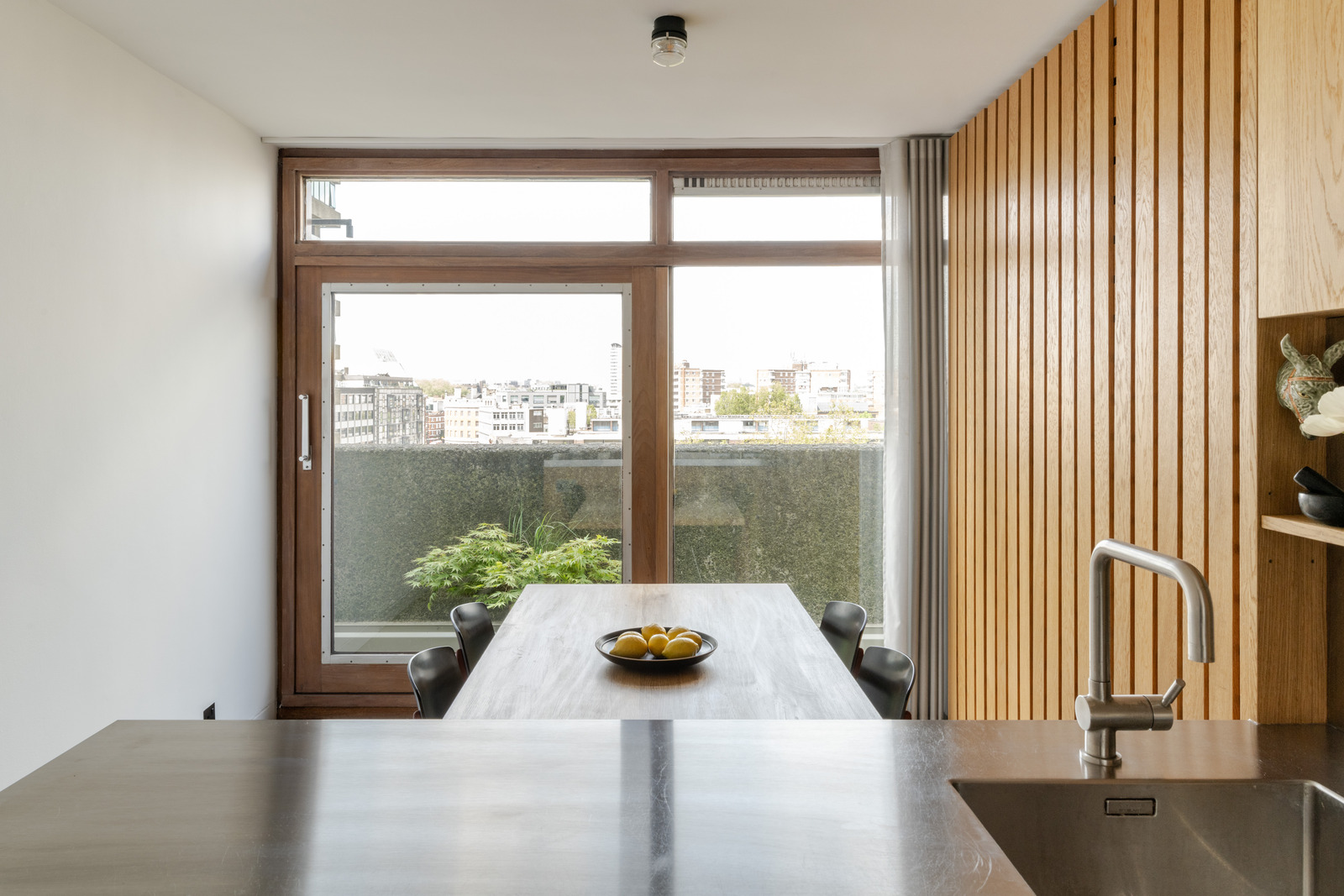 cuisine bois design appartement 83m2 The Barbican Londres décoration contemporaine cuisine bois design appartement 83m2 The Barbican Londres décoration contemporaine