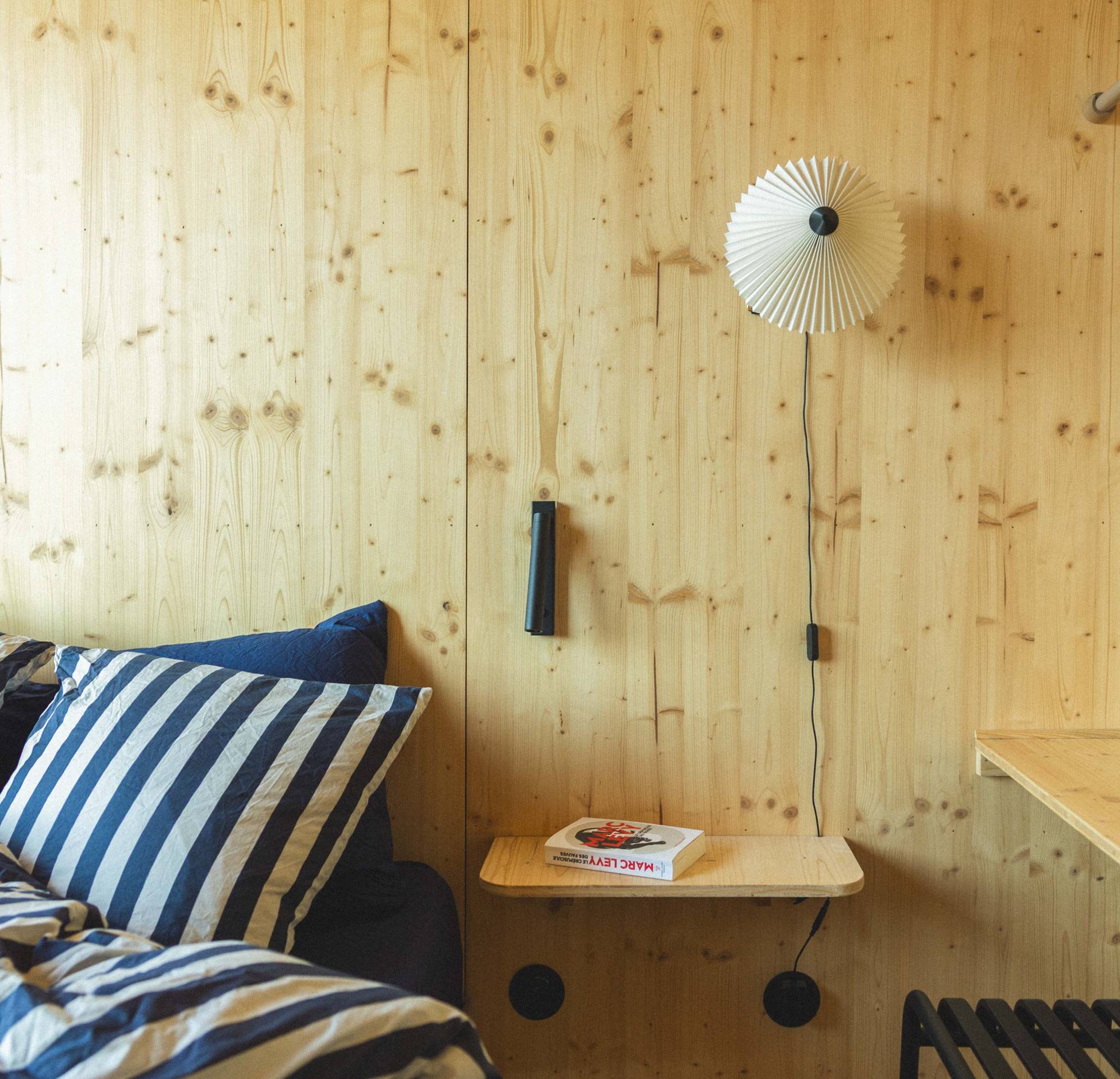 chambre petite maison en bois Bleu Bicoque chambre petite maison en bois Bleu Bicoque