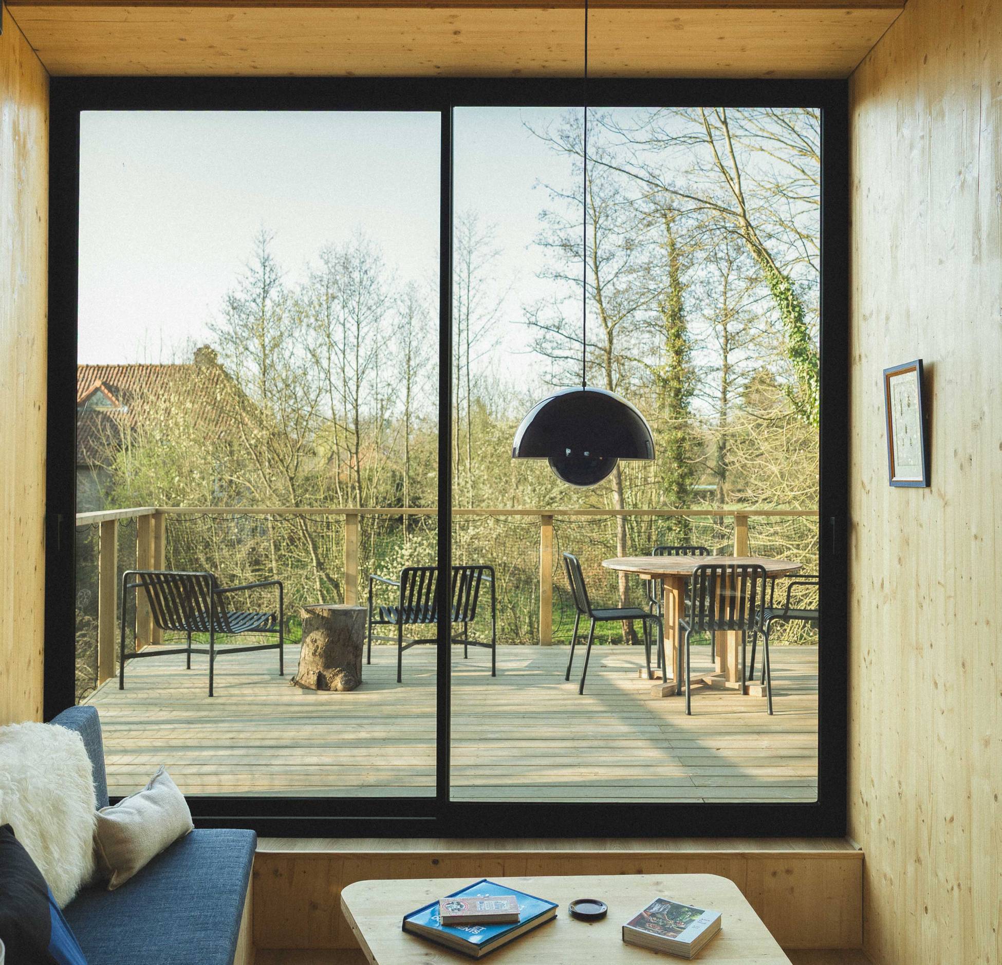 salon avec terrasse petite maison en bois Bleu Bicoque salon avec terrasse petite maison en bois Bleu Bicoque