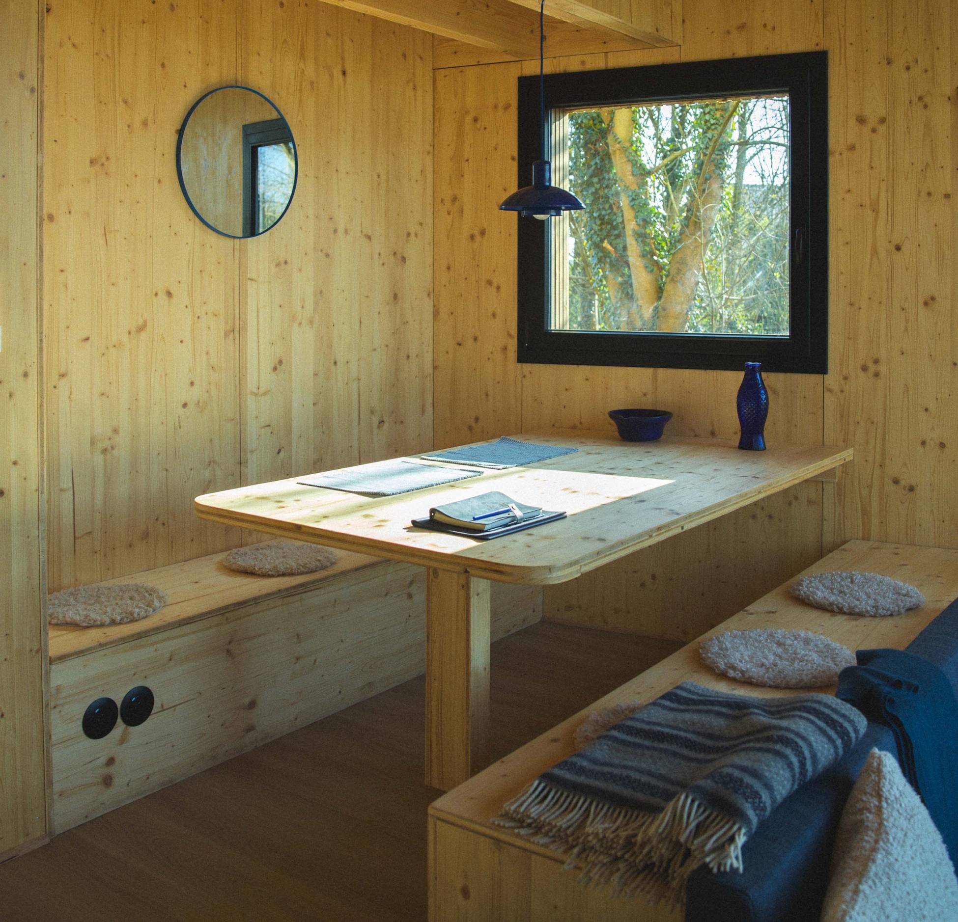 salle à manger petite maison en bois Bleu Bicoque salle à manger petite maison en bois Bleu Bicoque
