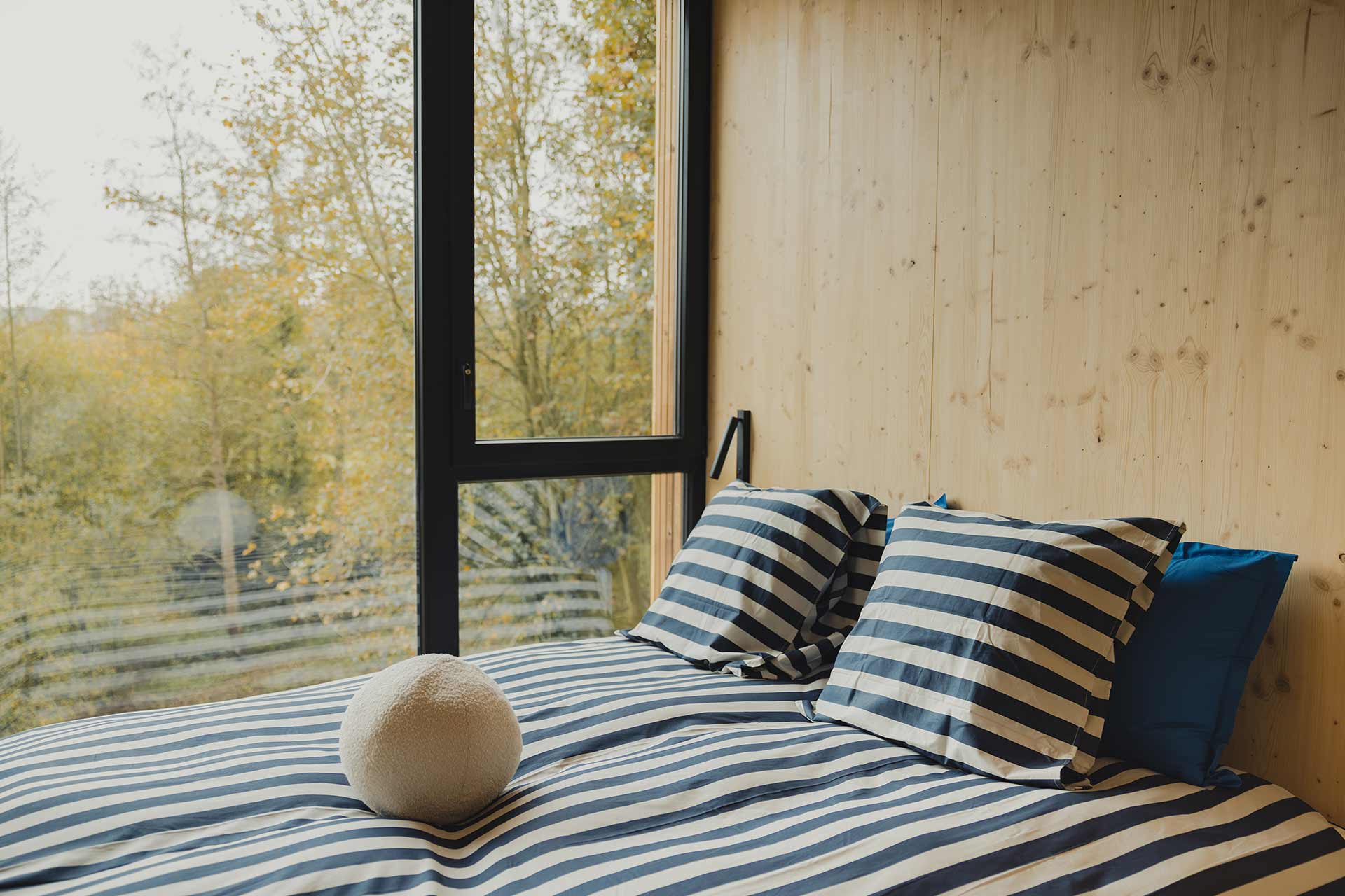chambre petite maison en bois Bleu Bicoque chambre petite maison en bois Bleu Bicoque
