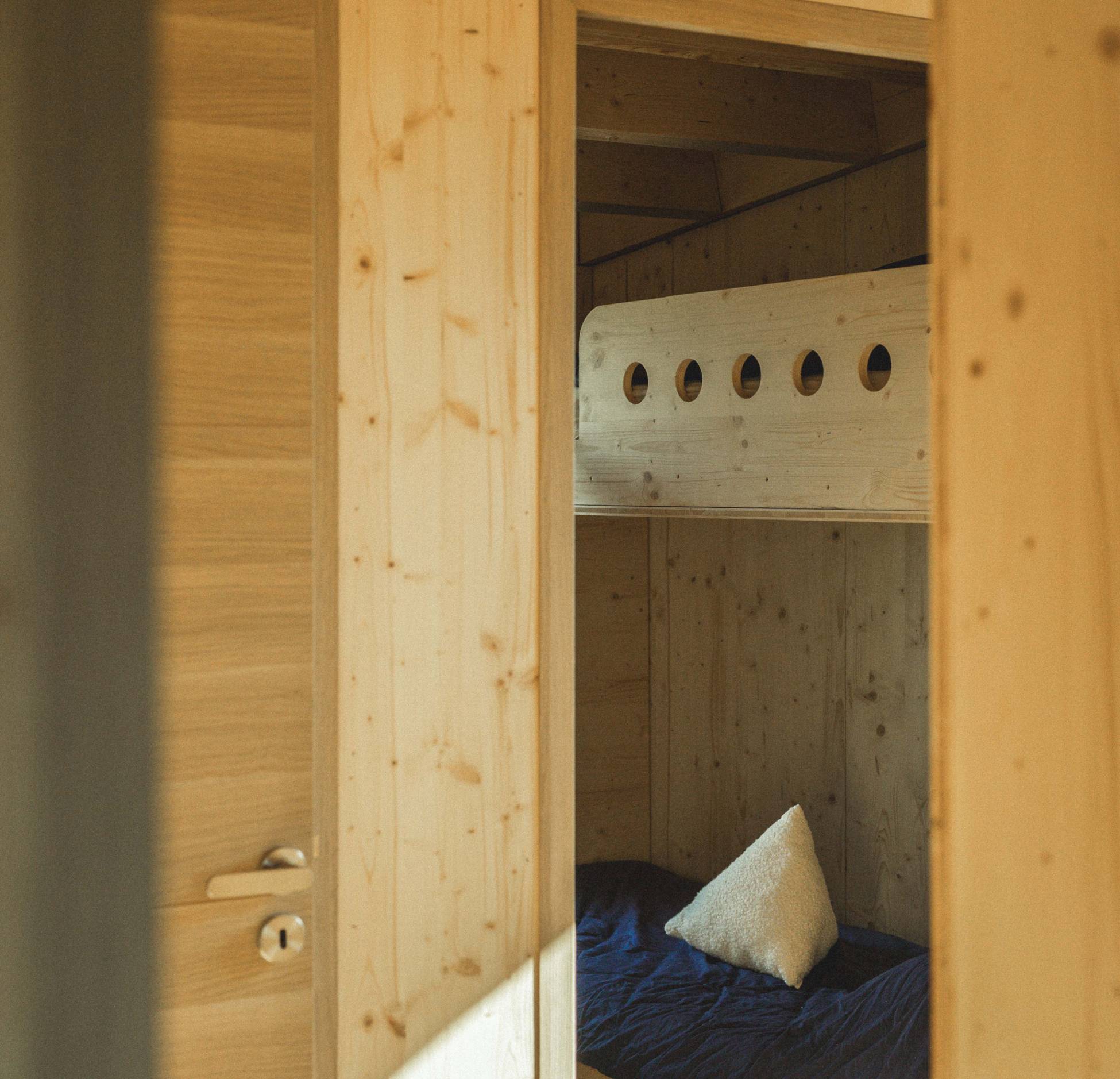 chambre petite maison en bois Bleu Bicoque chambre petite maison en bois Bleu Bicoque