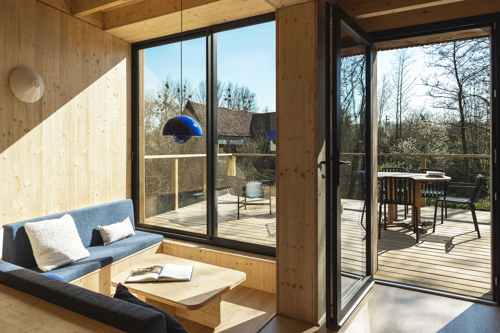 salon avec terrasse petite maison en bois Bleu Bicoque salon avec terrasse petite maison en bois Bleu Bicoque