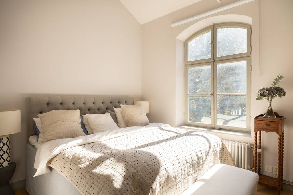 chambre avec fenêtre cintrée appartement 122m2 décoration beige et scandinave