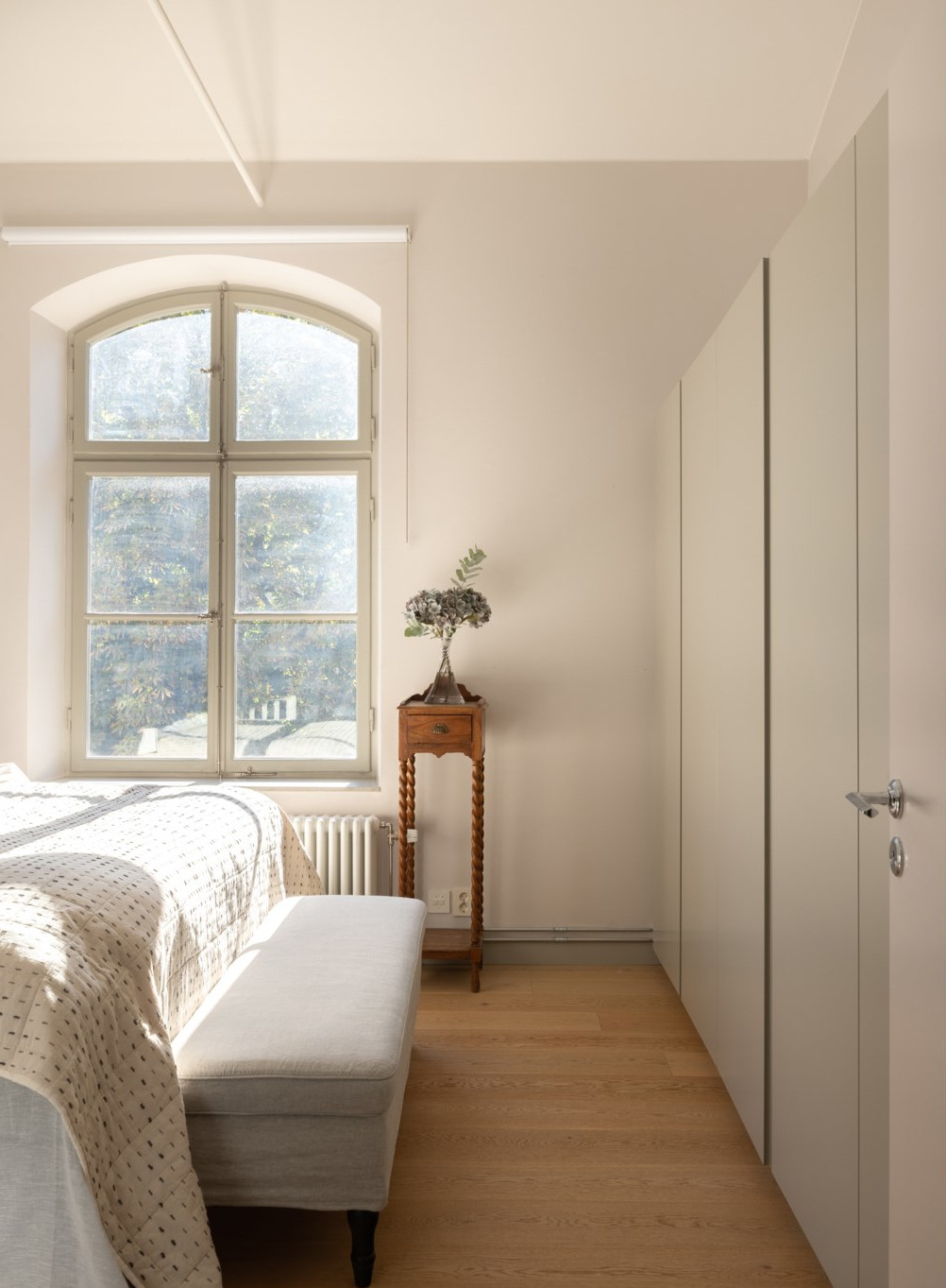 chambre avec fenêtre cintrée appartement 122m2 décoration beige et scandinave