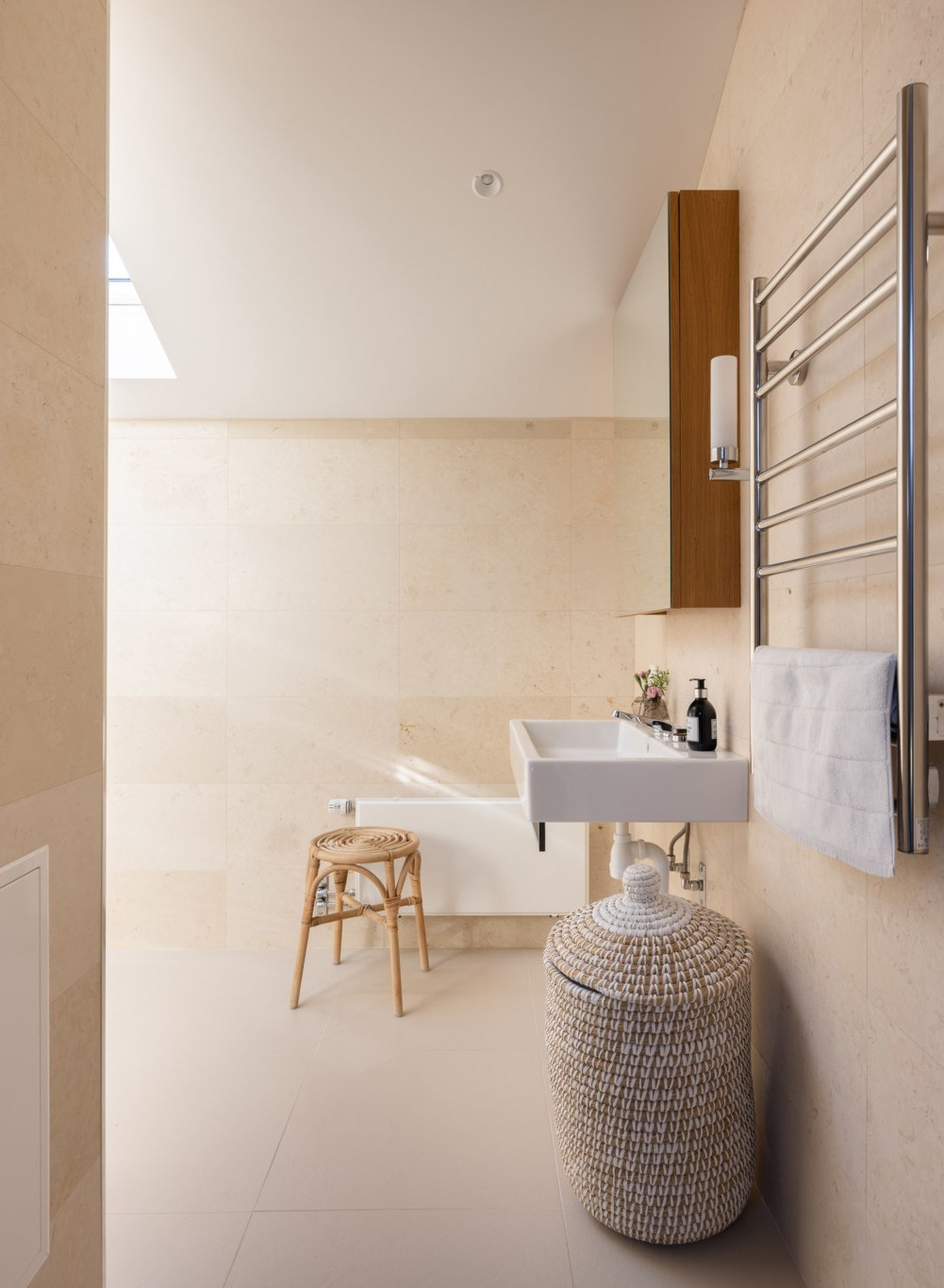 salle de bain minimaliste beige
