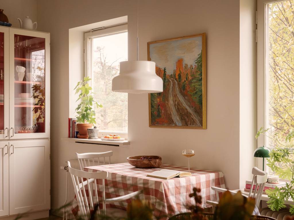 cuisine et salle à manger appartement 44m2 décoration scandinave vintage et colorée avec plantes vertes cuisine et salle à manger appartement 44m2 décoration scandinave vintage et colorée avec plantes vertes