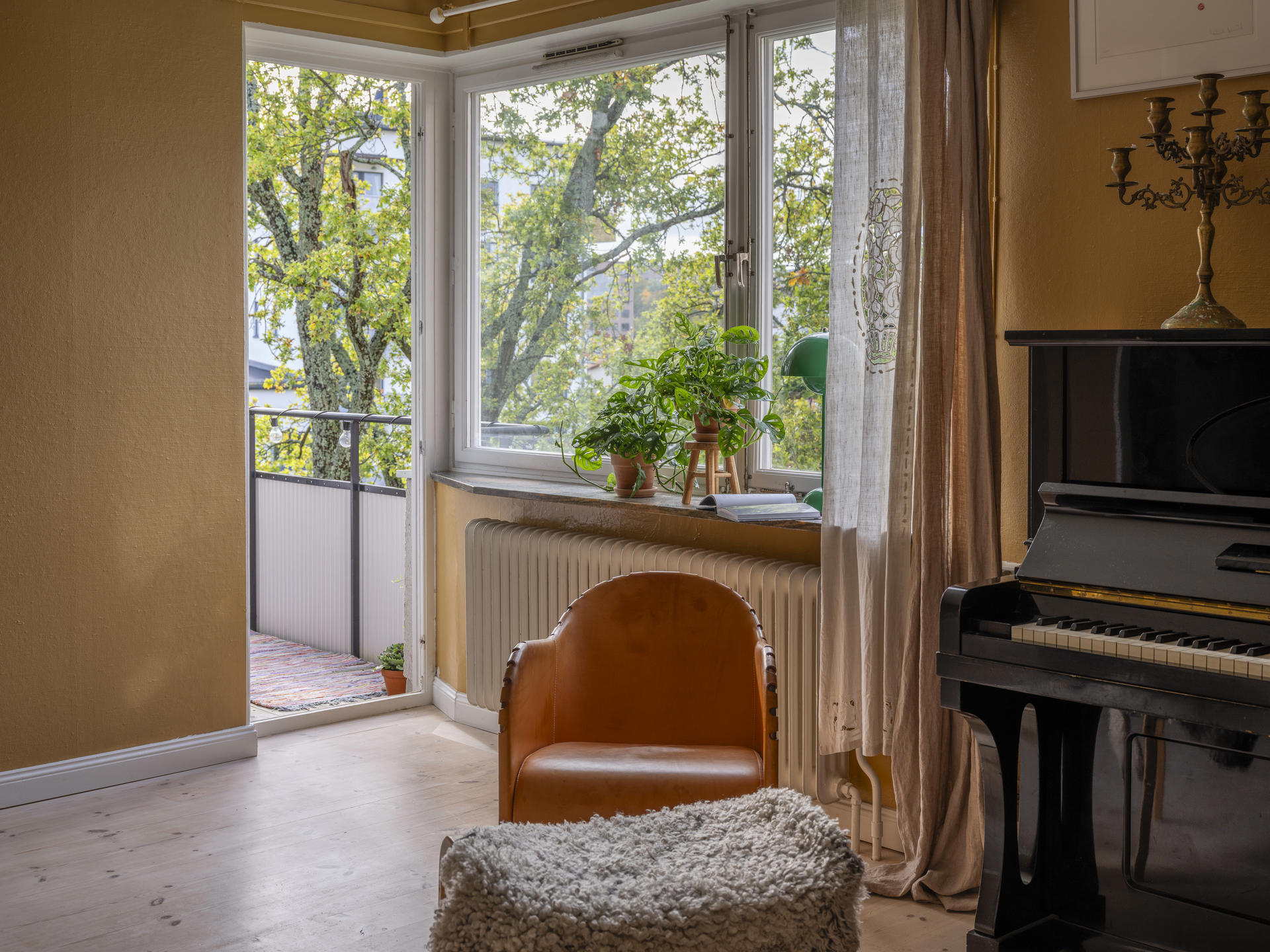 piano ancien dans salon murs jaunes décoration vintage et scandinave piano ancien dans salon murs jaunes décoration vintage et scandinave