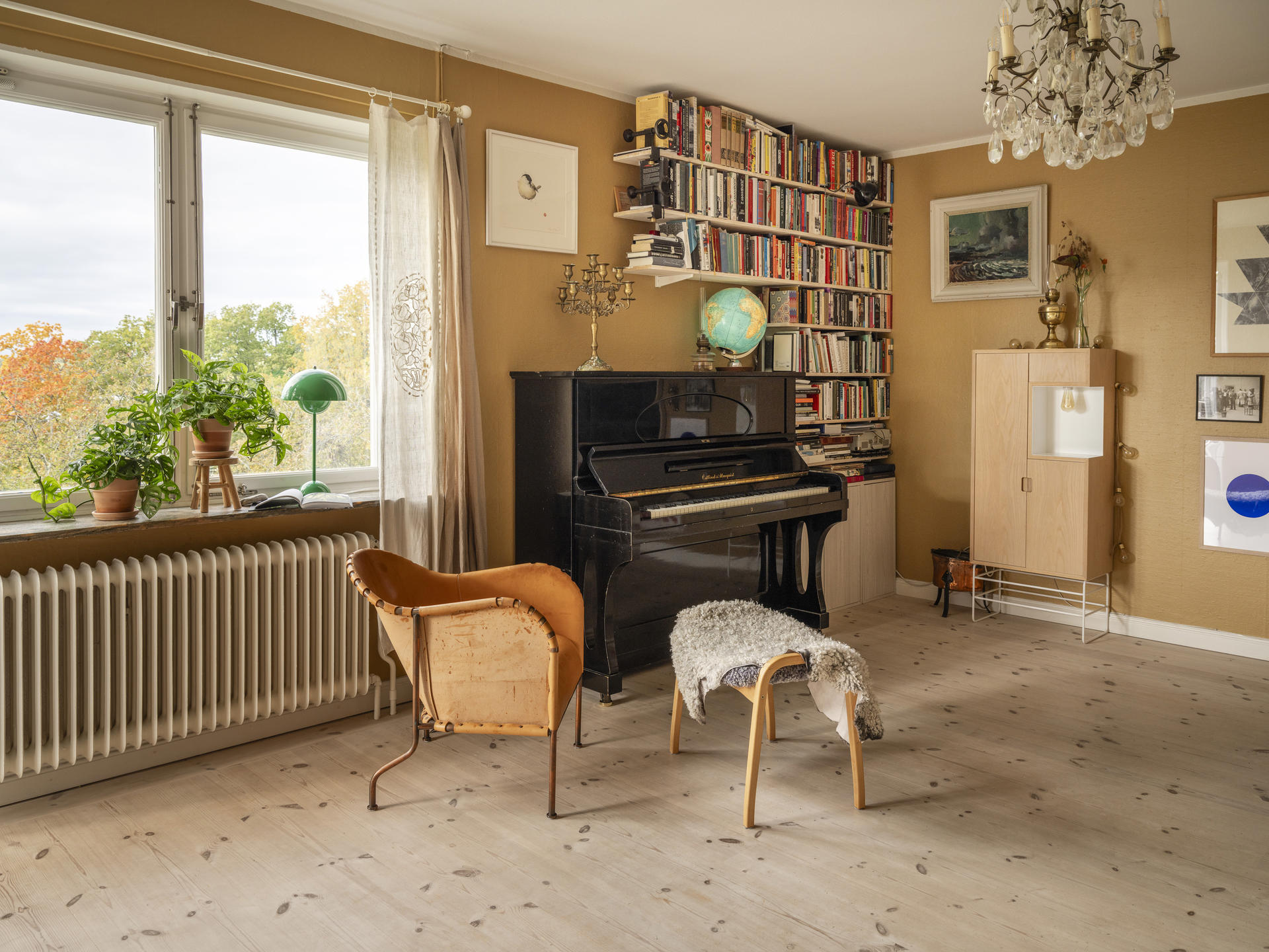 piano droit dans salon murs jaunes décoration vintage et scandinave piano droit dans salon murs jaunes décoration vintage et scandinave