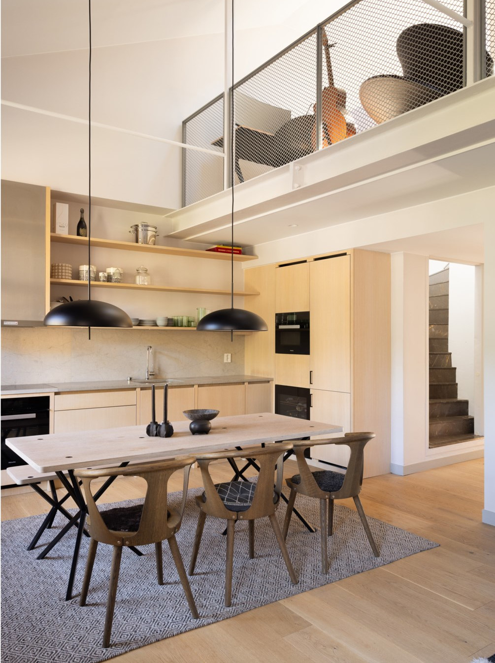 cuisine et salle à manger avec mezzanine appartement 122m2 décoration beige