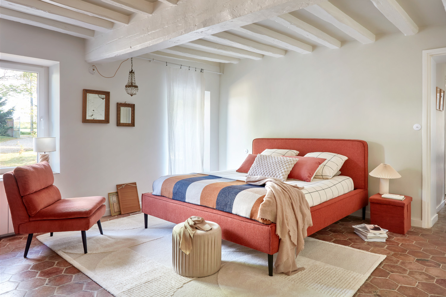 grande chambre avec poutres blanches lit rouge nouvelle collection BUT grande chambre avec poutres blanches lit rouge nouvelle collection BUT