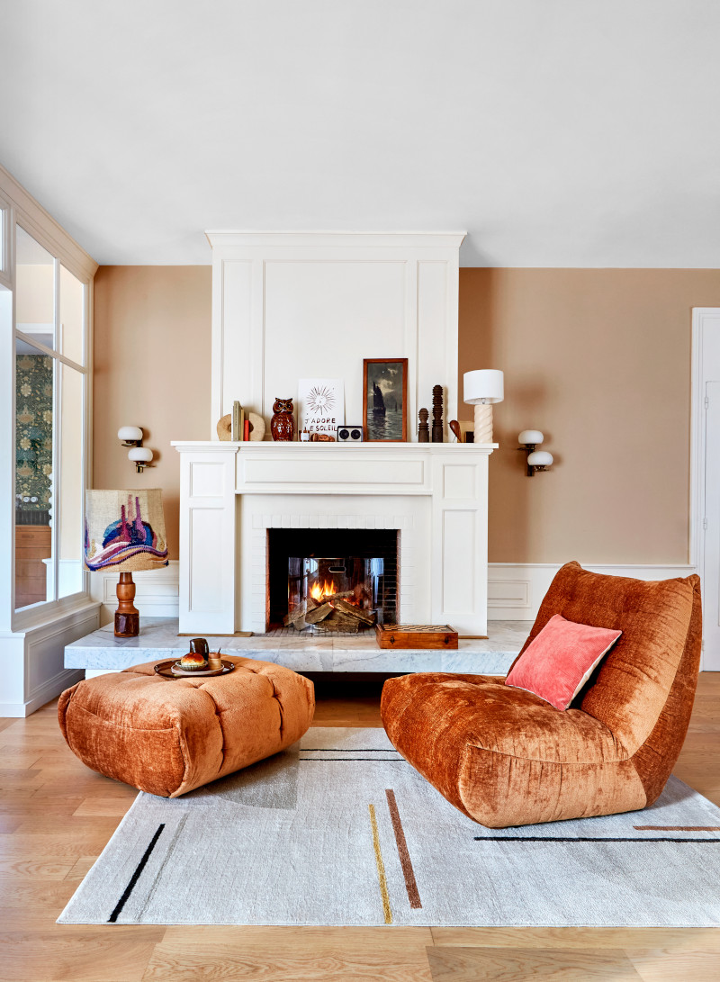 salon avec cheminée décoration design fauteuil orange murs terracotta salon avec cheminée décoration design fauteuil orange murs terracotta