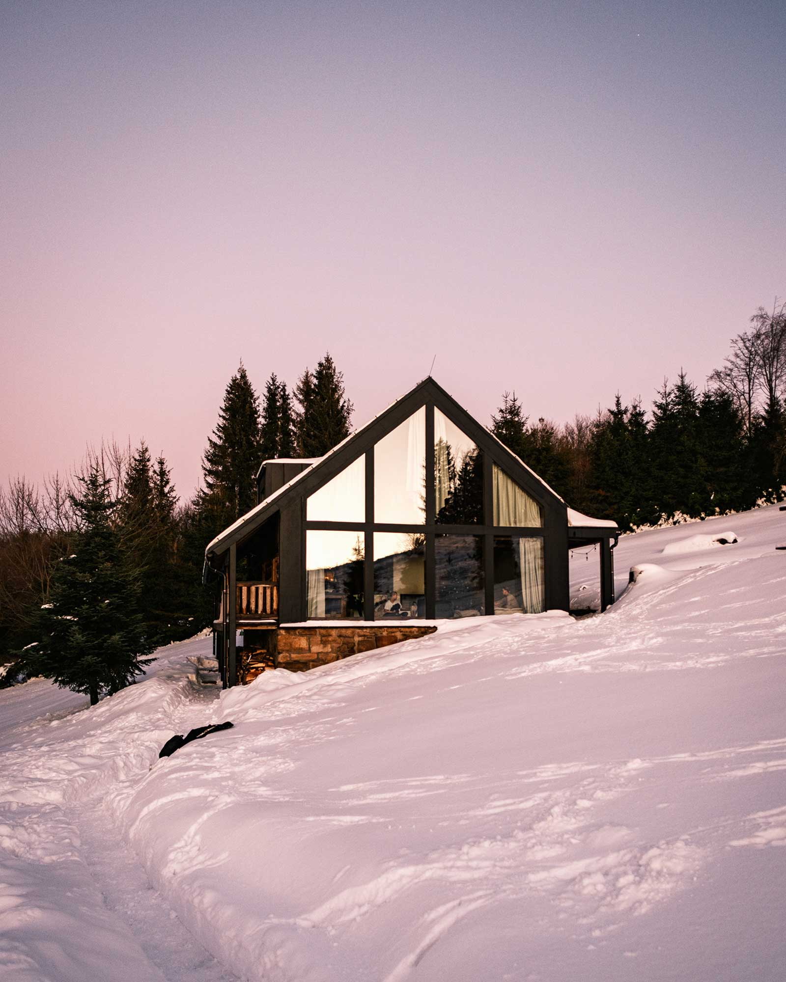 Chata Pytlorka maison en bois sous la neige Chata Pytlorka maison en bois sous la neige