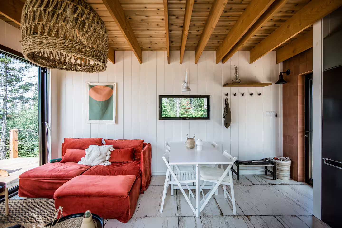 salon baies vitrées canapé rouge maison contemporaine et vitrée dans la nature Cliff n°46 salon baies vitrées canapé rouge maison contemporaine et vitrée dans la nature Cliff n°46