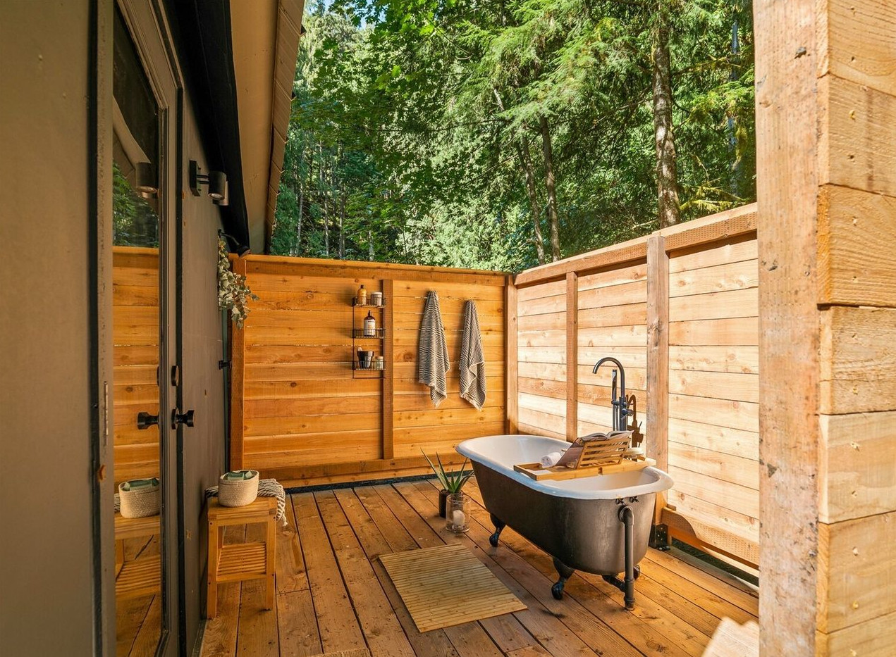 terrasse avec baignoire petite maison dans la forêt de 36m2