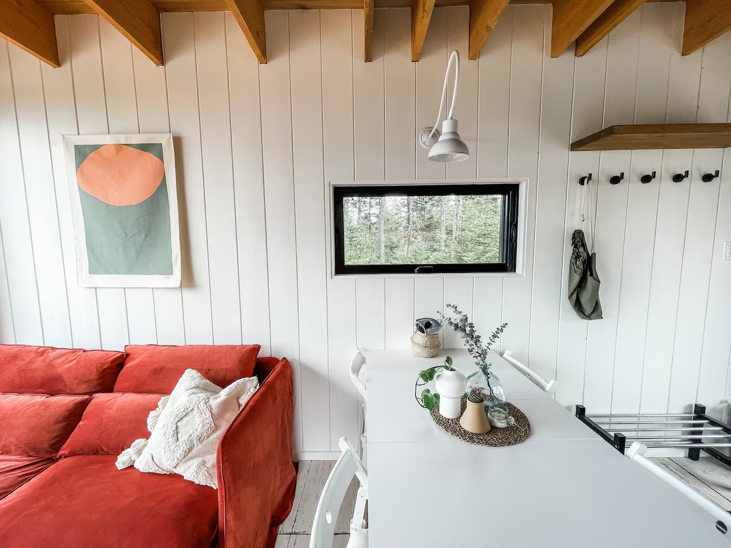 salon canapé rouge et poutres maison contemporaine et vitrée dans la nature Cliff n°46 salon canapé rouge et poutres maison contemporaine et vitrée dans la nature Cliff n°46
