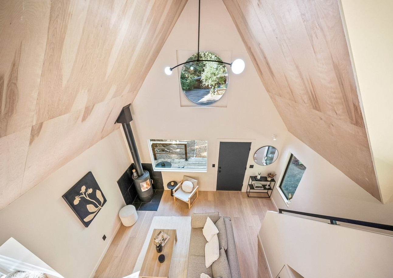 salon double hauteur décoration design naturelle petite maison 36m2
