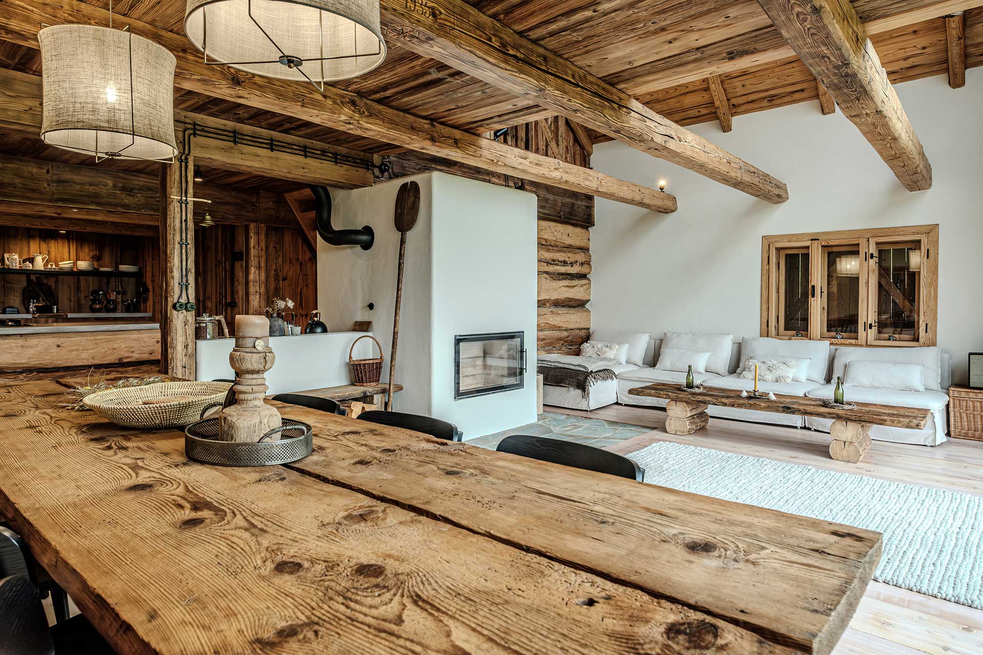 salon avec poutres Chata Pytlorka maison en bois salon avec poutres Chata Pytlorka maison en bois