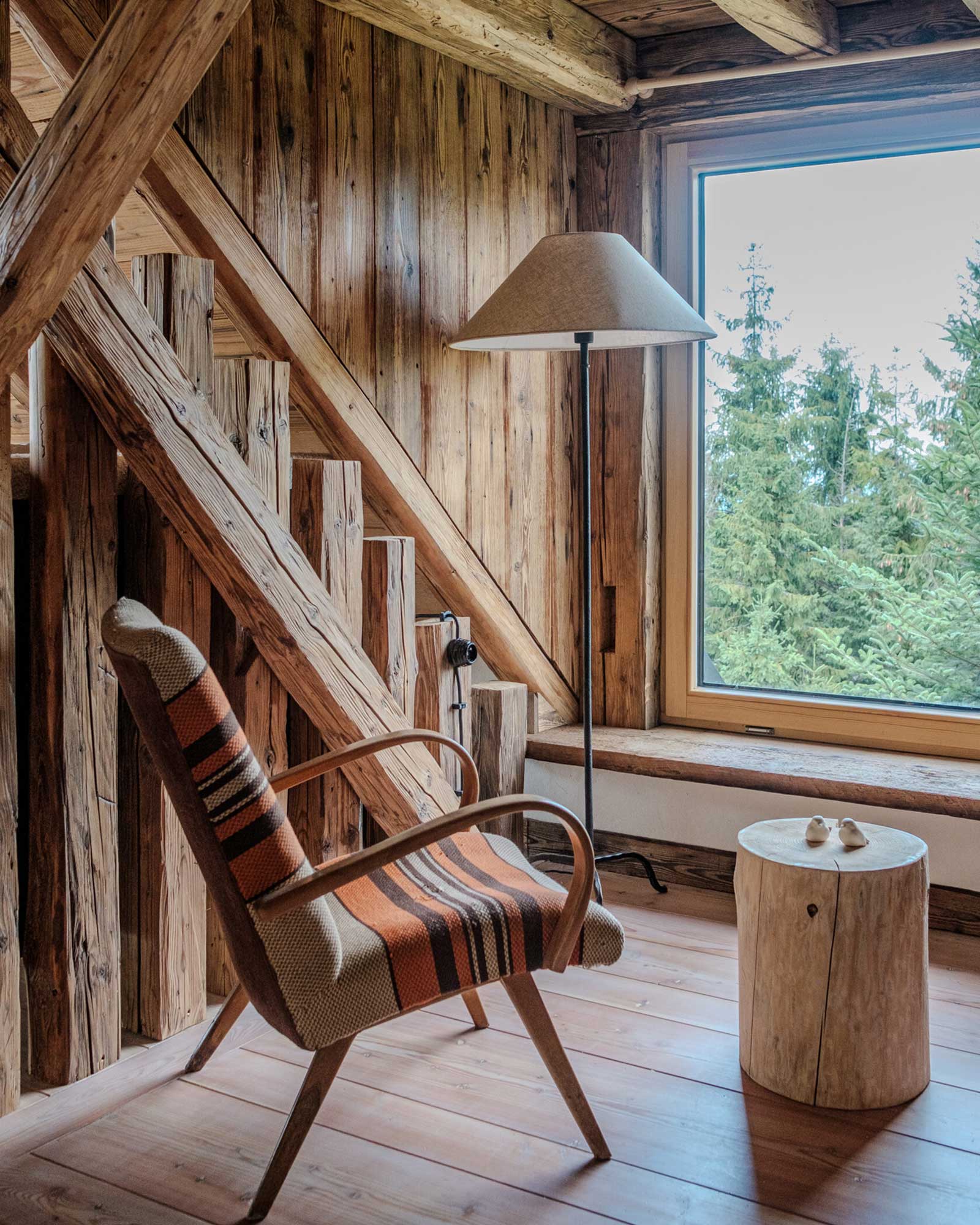 salon avec poutres Chata Pytlorka maison en bois salon avec poutres Chata Pytlorka maison en bois