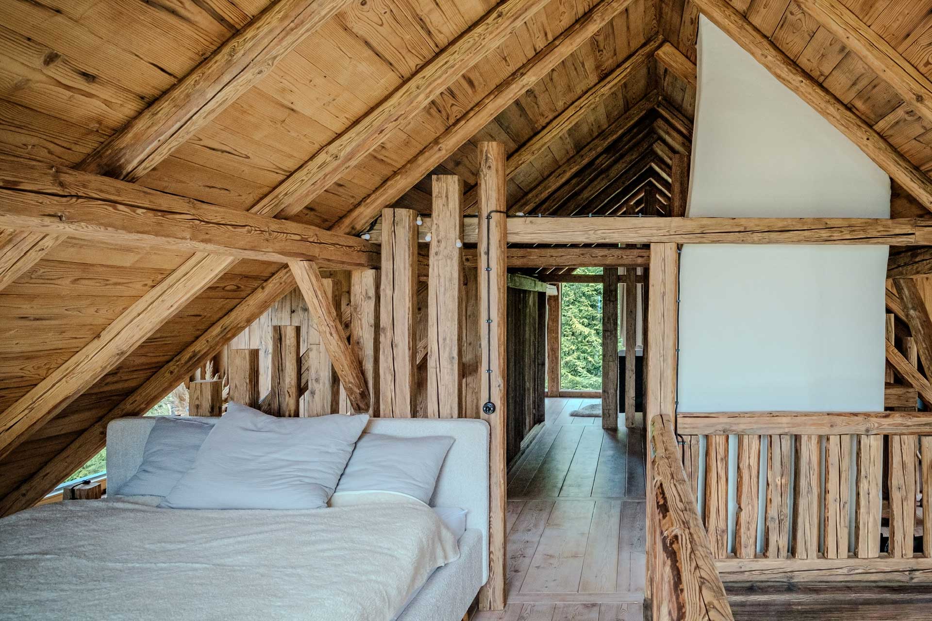 chambre mansardée avec poutres Chata Pytlorka maison en bois chambre mansardée avec poutres Chata Pytlorka maison en bois