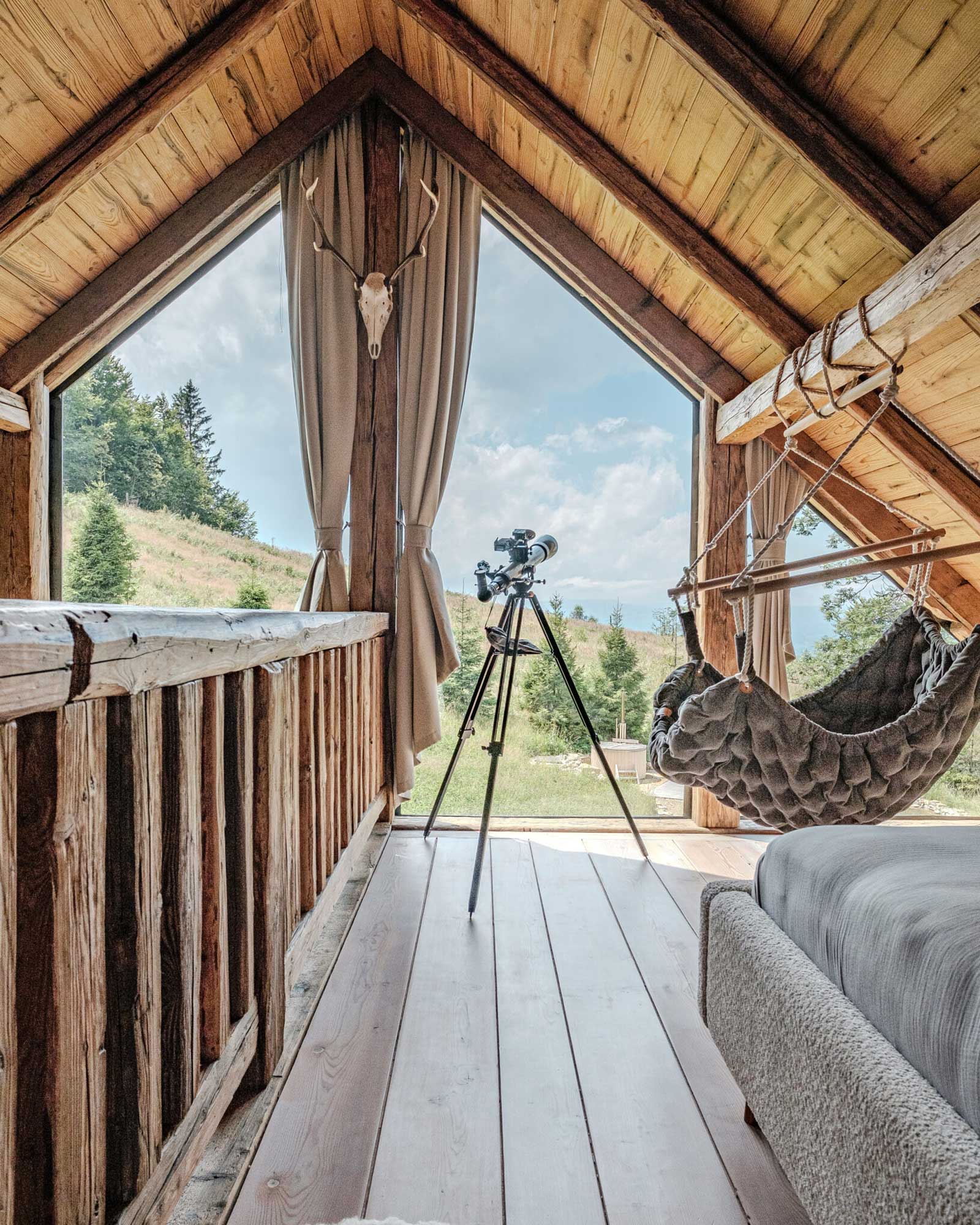 chambre mansardée avec poutres Chata Pytlorka maison en bois chambre mansardée avec poutres Chata Pytlorka maison en bois