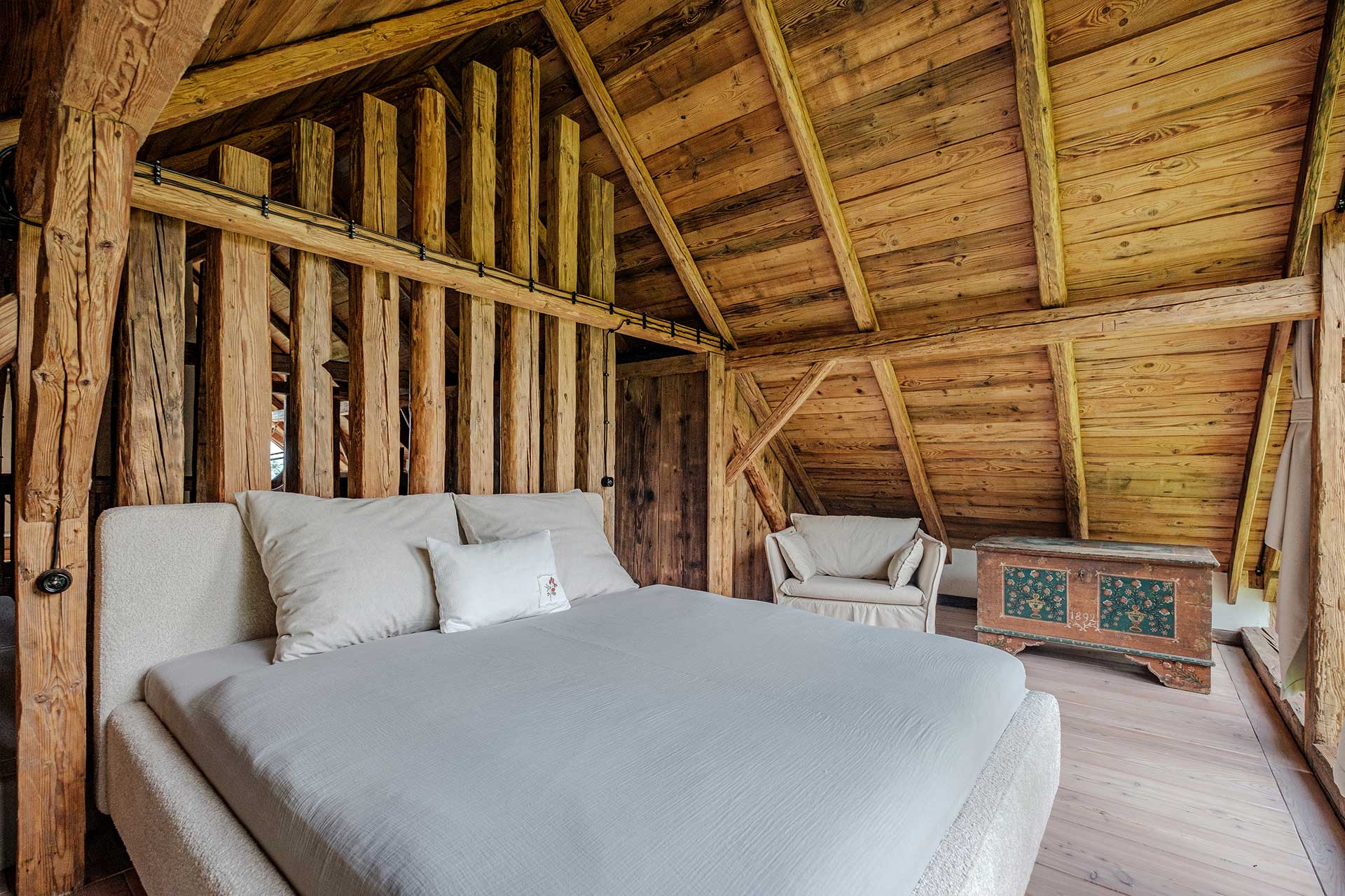 chambre mansardée avec poutres Chata Pytlorka maison en bois chambre mansardée avec poutres Chata Pytlorka maison en bois