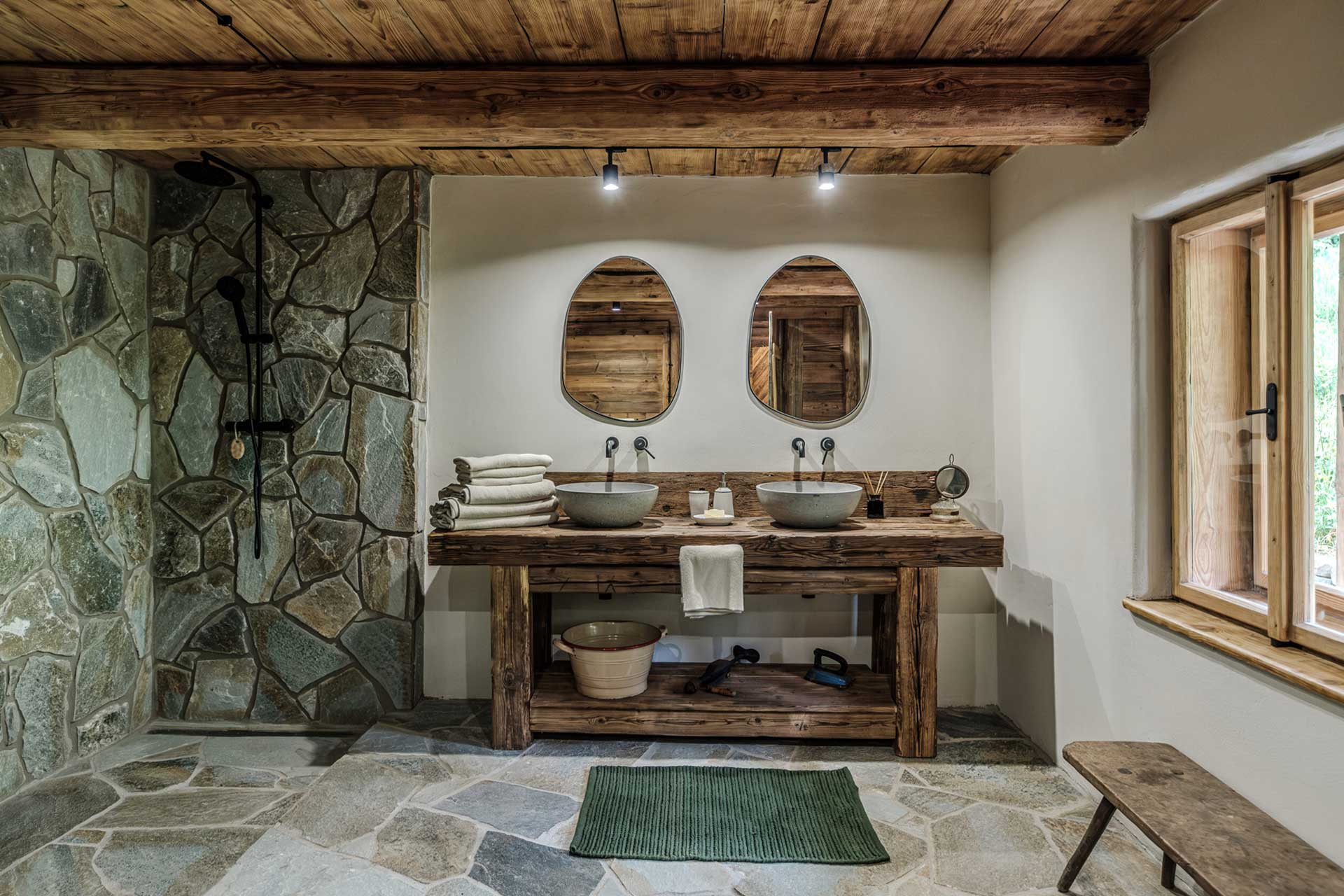 salle de bain rustique mur en pierres et poutres Chata Pytlorka maison en bois salle de bain rustique mur en pierres et poutres Chata Pytlorka maison en bois