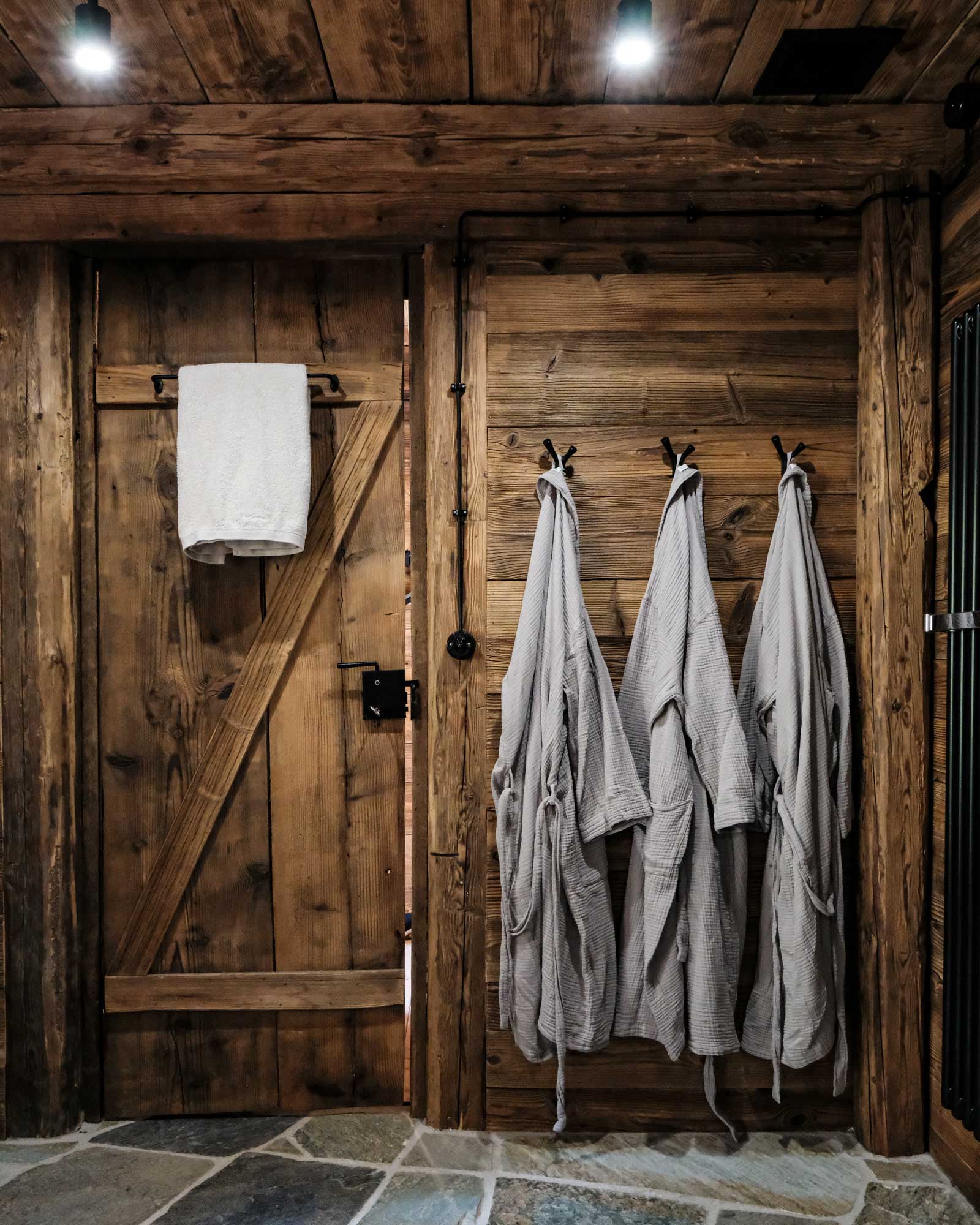 salle de bain avec poutres Chata Pytlorka maison en bois salle de bain avec poutres Chata Pytlorka maison en bois
