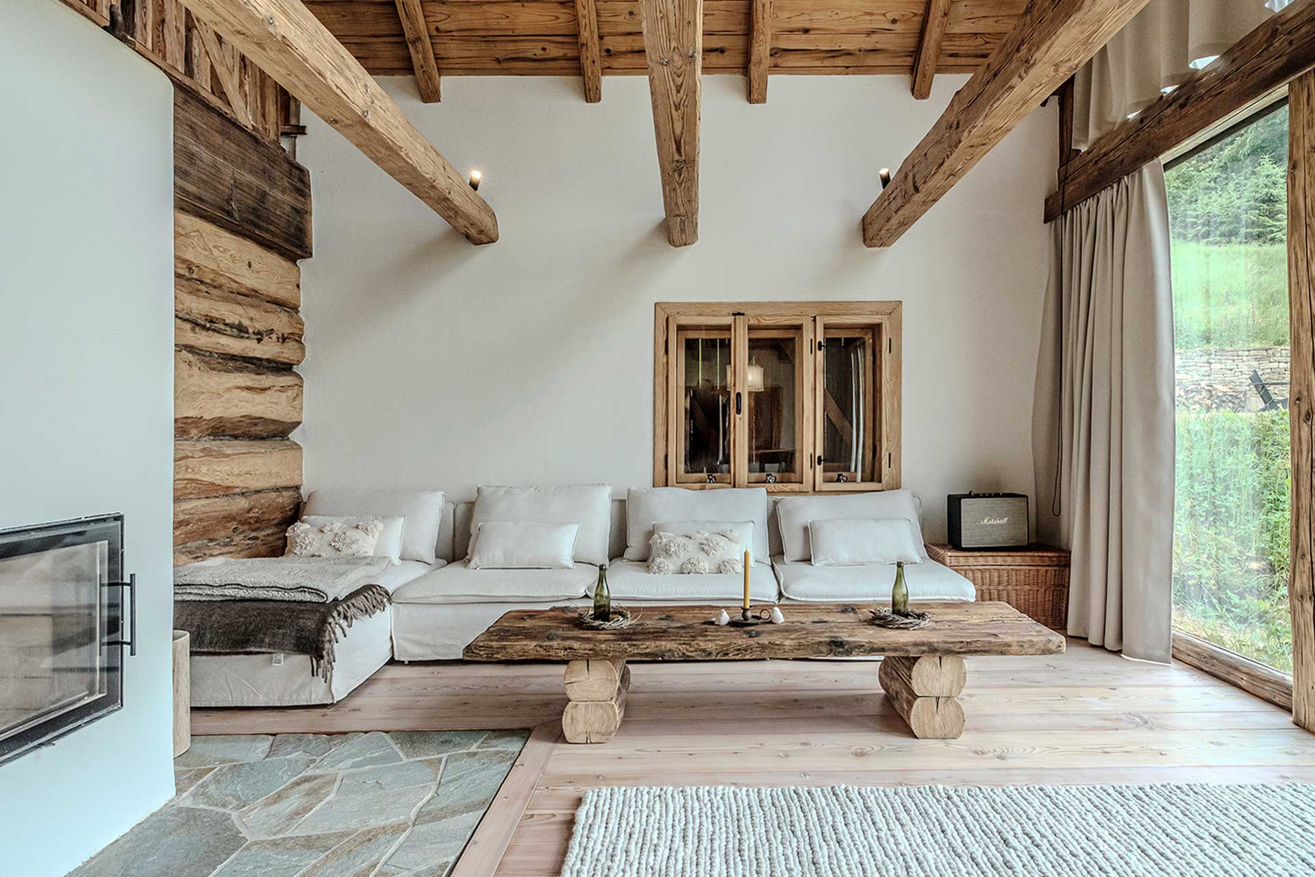 salon avec poutres Chata Pytlorka maison en bois salon avec poutres Chata Pytlorka maison en bois