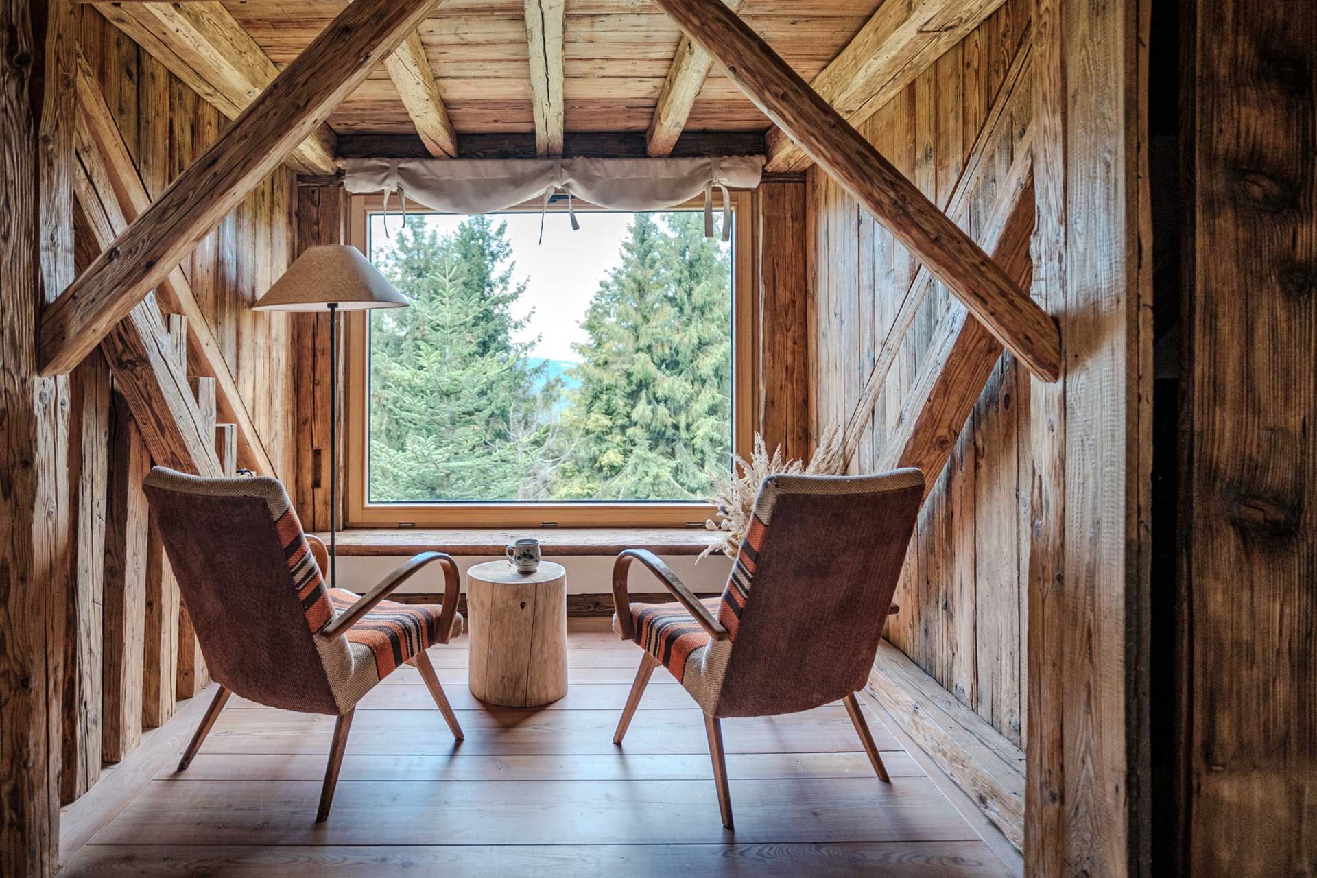 salon avec poutres Chata Pytlorka maison en bois salon avec poutres Chata Pytlorka maison en bois
