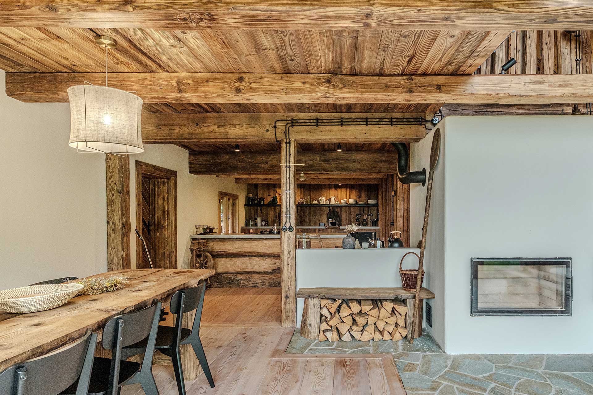 salle à manger et cuisine avec poutres Chata Pytlorka maison en bois salle à manger et cuisine avec poutres Chata Pytlorka maison en bois